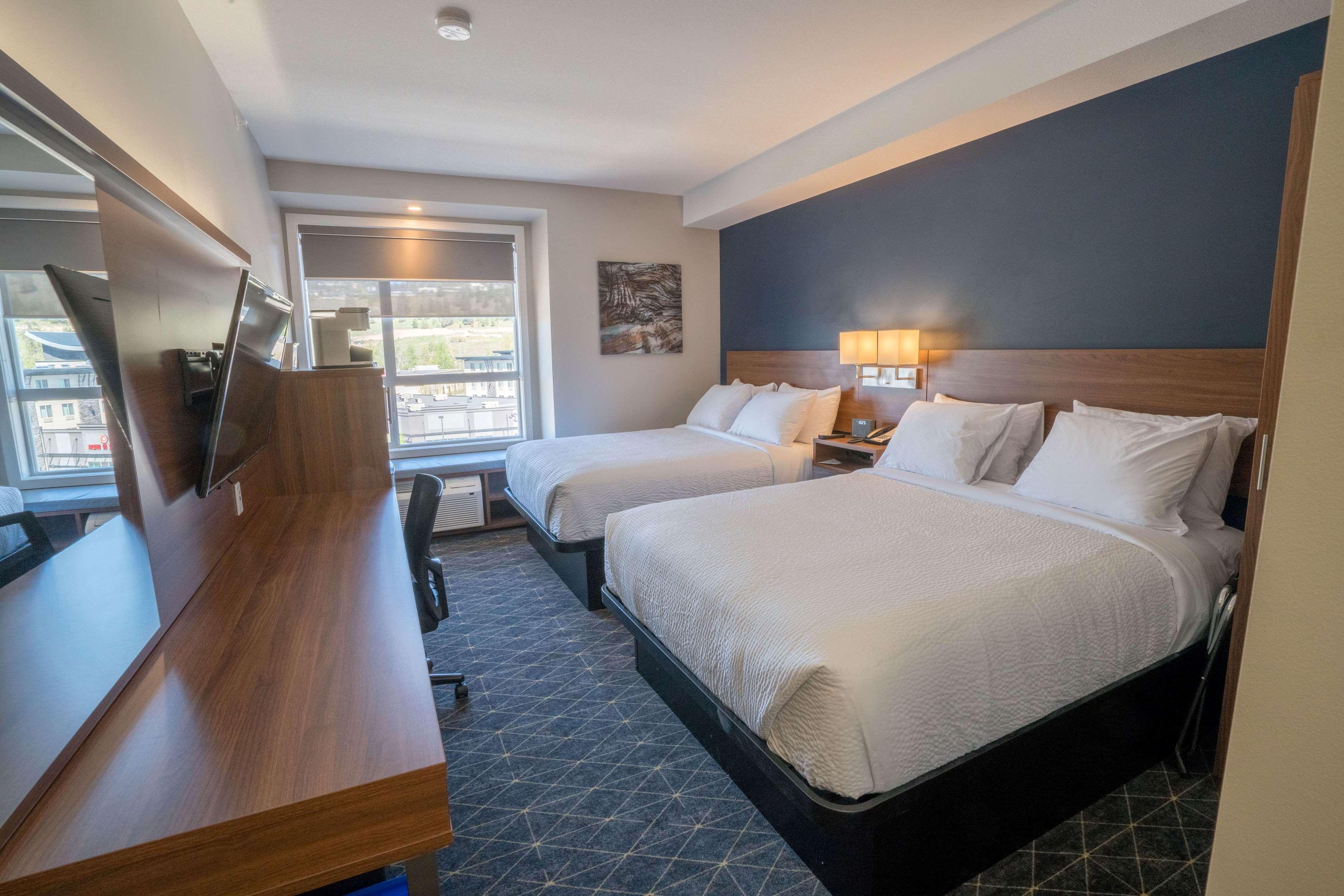 Microtel Inn & Suites By Wyndham Kelowna Exterior foto